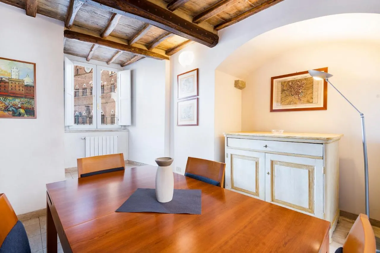 The Balcony Suite - Piazza Del Campo Siena 0*,  Włochy
